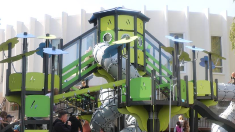 Познавательная детская площадка с аудионетиком открылась в Ангарске